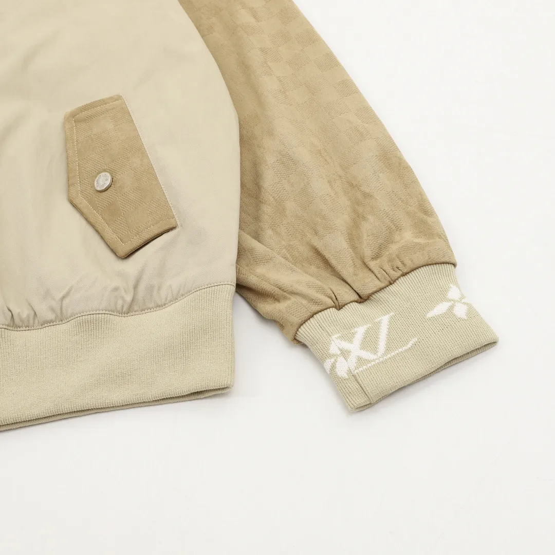 🅿️570 Louis Vuitton/Louis Vuitton spliced jacquard jacket is made of nylon fabric, which feels smooth and crisp. It not only ensures the comfort when wearing, but also allows the jacket to maintain a good-looking shape for a long time. It will not be easily deformed and out of shape. In the splicing part, different fabrics are perfectly connected!! The presbyopic print is even better. The pattern is clear and full, and the color is perfect. It is exactly the same as the original product. No matter how many times it is washed, it does not become smudged. The printing process is so good!!! The ribbing on the collar and cuffs has just the right elasticity, fits the body without being strangled, and the details are exquisite! Size: XS-L